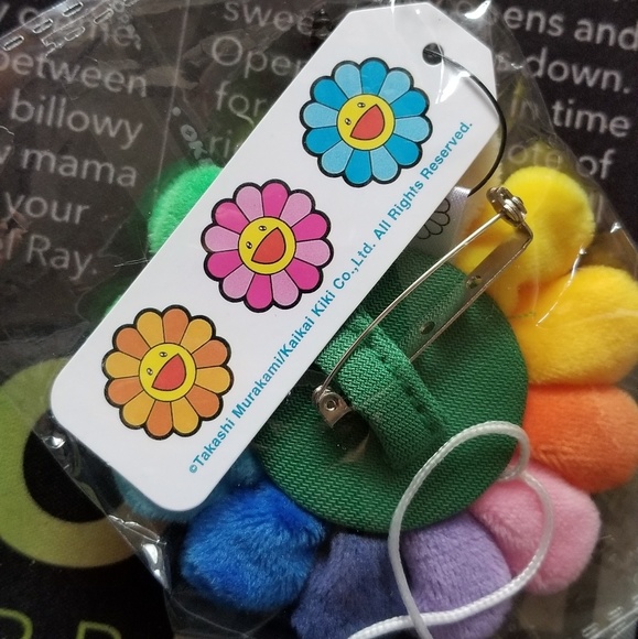 Takashi Murakami flower plush pin badge - Picture 2 of 2